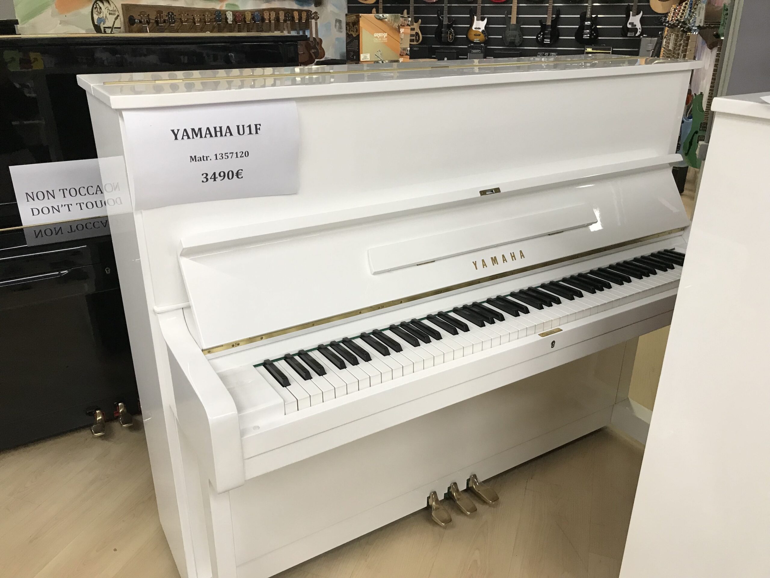 yamaha u1f bianco frontale aperto